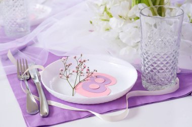 Uluslararası Kadınlar Günü kutlamaları için basit masa hazırlığı, yakın çekim