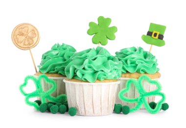 Beyaz arka planda Aziz Patrick Günü için dekorlu lezzetli yeşil kekler.