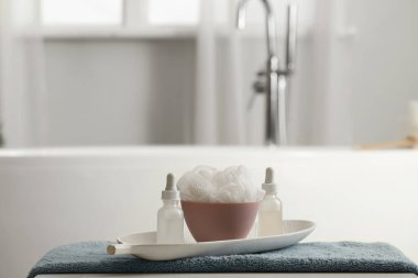 Tuvaletteki banyo lifli kozmetik şişeleri, yakın plan.