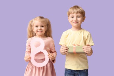 Hediye kutusu olan sevimli küçük çocuklar ve eflatun kaplama kağıttan yapılmış 8 beden. Uluslararası Kadınlar Günü