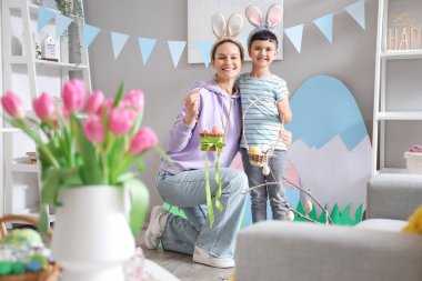 Evde Paskalya sepetleri taşıyan genç anne ve küçük oğlu.