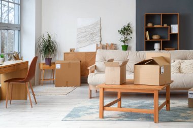 Masada paketler olan oturma odasının içi.