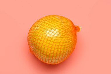 Mercan zemin üzerinde filede taze nar meyvesi.