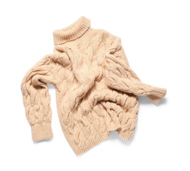 Beyaz arka planda izole edilmiş buruşuk süveter