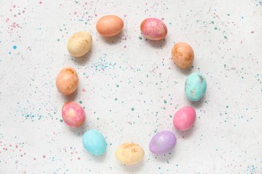 Beyaz grunge arka planda acılı paskalya yumurtalarından yapılmış çerçeve