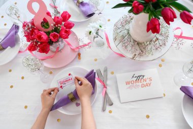 Uluslararası Kadınlar Günü kutlamalarında servis edilen masadaki kadın elleri