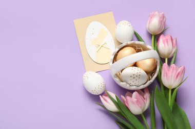 Paskalya yumurtaları, laleler ve leylak arkaplanlı şenlikli kartpostallar.