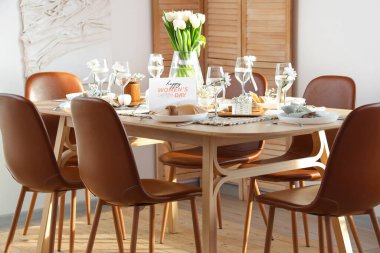 Uluslararası Kadınlar Günü kutlamalarında servis edilen yemek masası ve güzel lale çiçekleri.