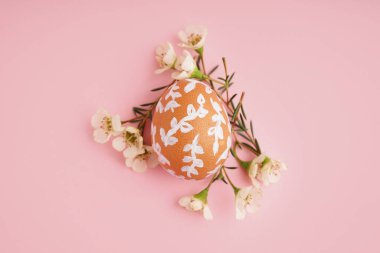 Pembe arka planda küçük çiçekli boyalı Paskalya yumurtası