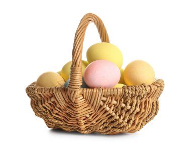 Hasır sepet beyaz zemin üzerine boyalı Paskalya yumurtaları ile
