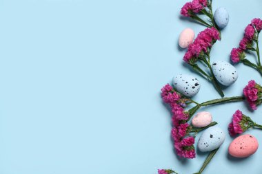 Paskalya yumurtaları mavi zemin üzerine çiçekli