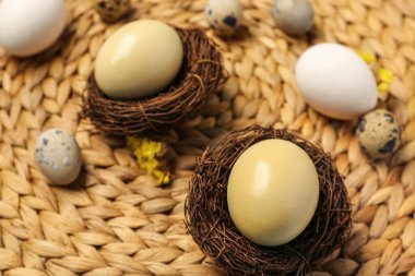 Paskalya yumurtaları hasır hasırda, yakın plan.