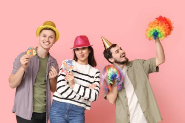 Kağıt balık ve pembe arka planda palyaço kılığına girmiş komik arkadaşlar. 1 Nisan kutlamaları