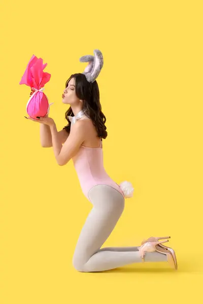 Sexy Mujer Joven Traje Conejo Con Huevo Regalo Pascua Soplado — Foto de Stock