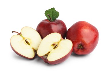 Beyaz arka plan üzerinde yaprak taze kırmızı elmalar