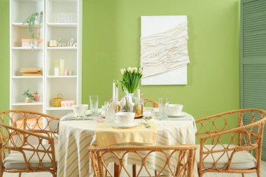 Uluslararası Kadınlar Günü kutlamaları için lale çiçekleriyle dolu masa yeşil duvarın yanındaki şık odada.