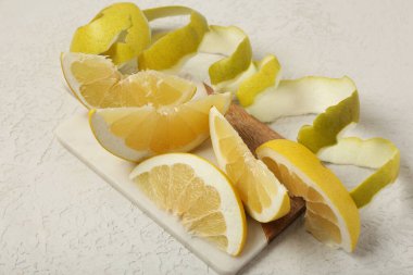 Lezzetli dilimleri olan tahta beyaz arka planda soyuluyor.