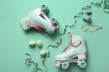 Yeşil arka planda Paskalya yumurtası ve oyuncak tavşanı olan klasik patenler.