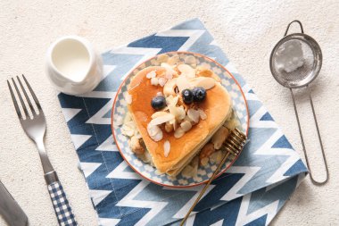Kalp şeklinde lezzetli gözleme tabağı, yaban mersini, fındık ve hafif arka planda süt. Sevgililer Günü kutlaması