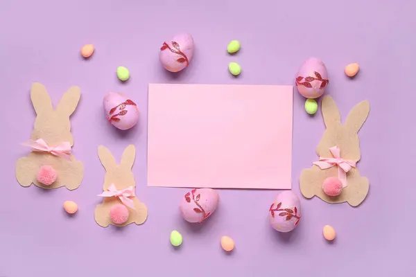 Papierowe Króliczki Wielkanocne Malowane Jajka Pusta Kartka Okolicznościowa Liliowym Tle — Zdjęcie stockowe
