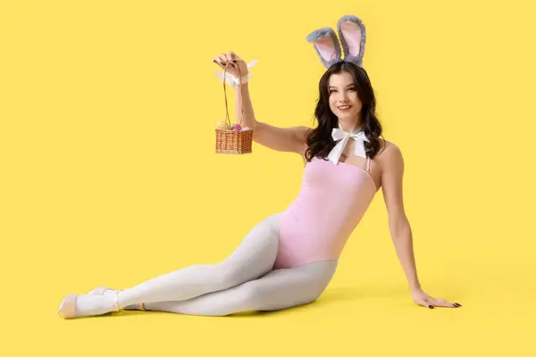 Sexy Mujer Joven Traje Conejo Con Huevos Pascua Sentado Sobre — Foto de Stock