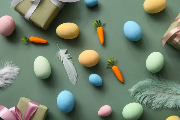 Βαμμένα Πασχαλινά Αυγά Κουτιά Δώρων Και Φτερά Πράσινο Φόντο — Φωτογραφία Αρχείου