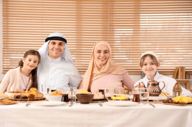 Müslüman bir aile evde yemek yiyor. Ramazan kutlaması