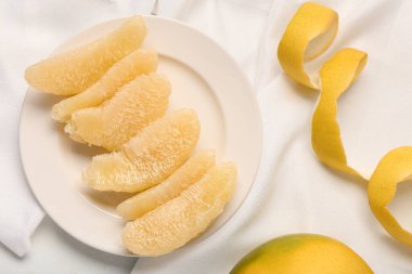 Tatlı aromalı bir tabak ve hafif arkaplan kabuğu.