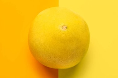 Renkli arka planda taze nar meyvesi