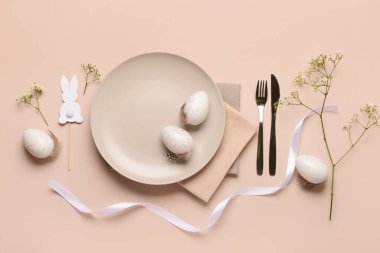 Bej arkaplanda Paskalya sofrasının güzel kompozisyonu