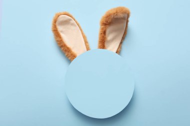 Mavi arka planda boş tebrik kartı olan tavşan kulakları