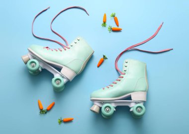 Mavi arka planda klasik patenler ve havuçlar. Paskalya kutlaması