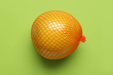 Yeşil arkaplanda taze meyve.