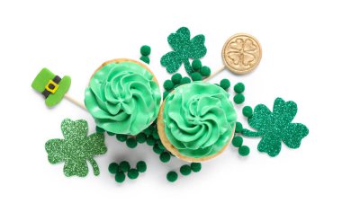 Beyaz arka planda Aziz Patrick Günü için dekorlu lezzetli yeşil kekler.