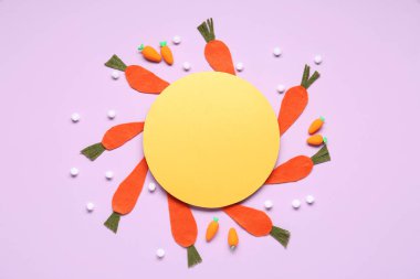 Paskalya havucu ve leylak arka planda boş tebrik kartı. Üst görünüm