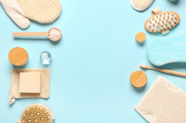 Mavi arka planda banyo malzemelerinden yapılmış çerçeve