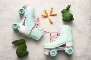 Beyaz arka planda oyuncak tavşanlı ve havuçlu klasik patenler. Paskalya kutlaması