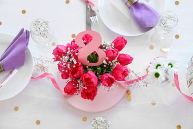 Uluslararası Kadınlar Günü kutlamaları için lale çiçekli şık masası.