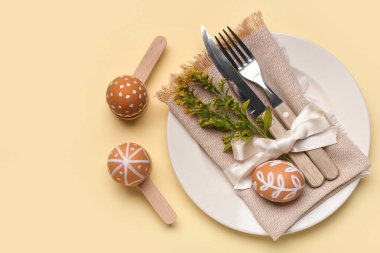 Paskalya yumurtaları, peçete ve çatal bıçaklarla dolu güzel bir masa.