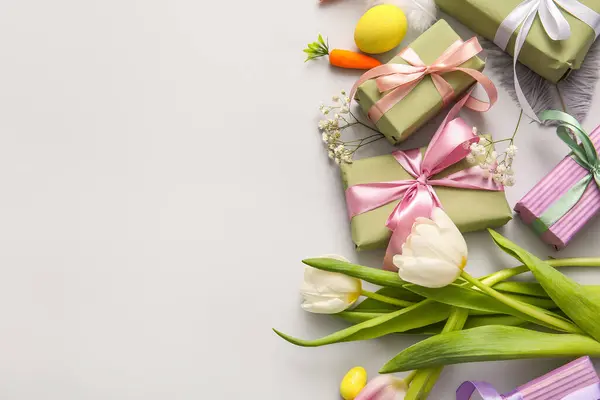 Πασχαλινά Αυγά Λουλούδια Και Κουτιά Δώρων Γκρι Φόντο — Φωτογραφία Αρχείου