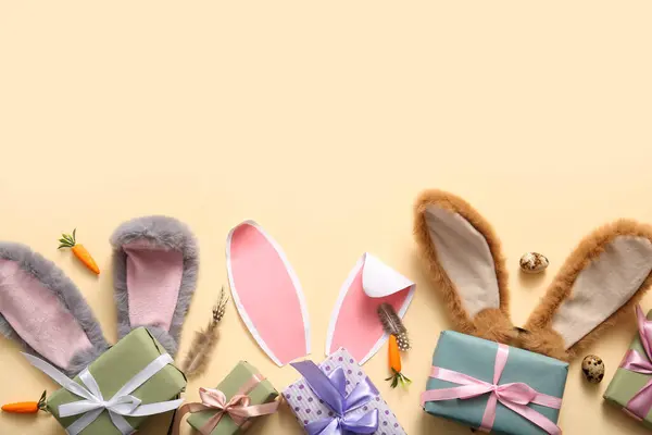 Różne Uszy Króliczka Pudełkami Marchewką Beżowym Tle Wielkanoc — Zdjęcie stockowe