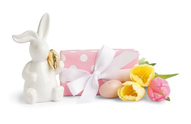 Paskalya tavşanı, laleler ve hediye beyaz arka planda