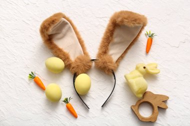 Paskalya yumurtalı tavşan kulakları ve beyaz grunge arka planda havuç.