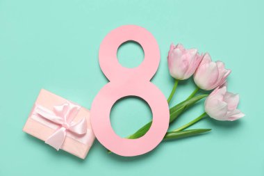 Şekil 8, güzel pembe laleleri ve mavi arka planda hediye kutusu olan kağıttan yapılmış. Uluslararası Kadınlar Günü