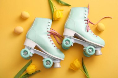 Paskalya yumurtalı klasik patenler ve sarı arka planda güzel laleler.