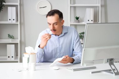 Ofiste burun damlası kullanan kötü bir işadamı.