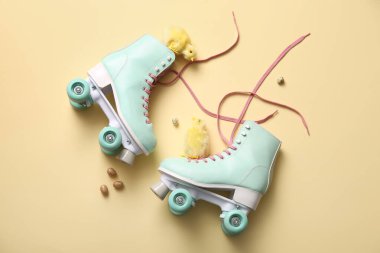 Sarı arka planda civciv ve yumurta olan klasik patenler. Paskalya kutlaması