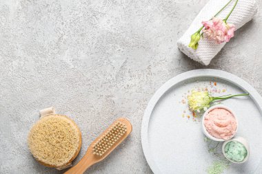 Arka planda vücut önlüğü ve banyo malzemeleriyle kompozisyon