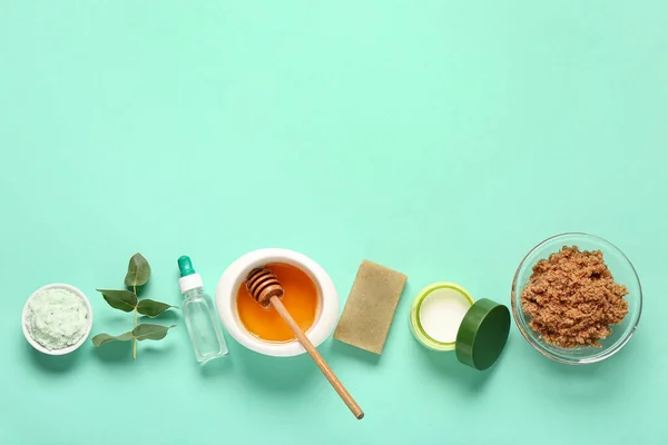 绿松石背景上的蜂蜜和洗涤剂 奶油和肥皂 身体按摩的概念 — 图库照片
