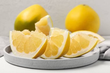 Hafif arkaplanda tatlı pul dilimleri ile tabak